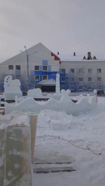 Елка, глыбы льда. Зимняя сказка создается руками людей