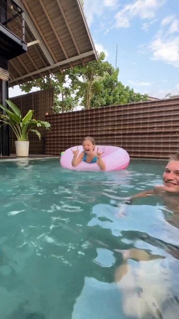 Отмечаем 8 марта 🌸 #шриланка #pettipetti #бассейн #beachclub #beachl смотреть онлайн