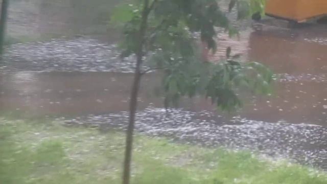 Московский грозовой дождь с вишневым градом :/ смотреть онлайн