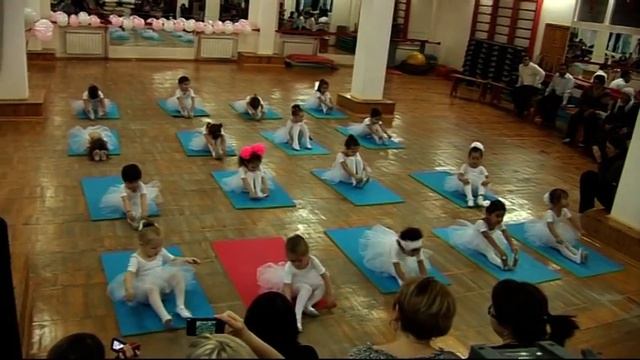 Девочки танцуют в балетной школе часть 1