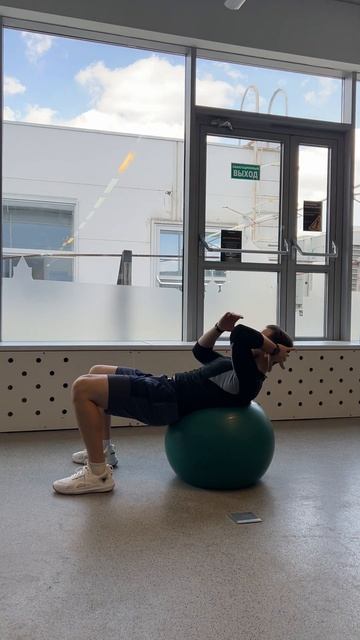 Скручивания на фитболе смотреть онлайн