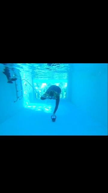 Девушка смогла держаться под водой в течение 30 секунд. смотреть онлайн