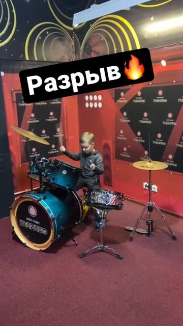 Мой младший! Начинающий музыкант, танцор и боксёр 💪🔥 смотреть онлайн
