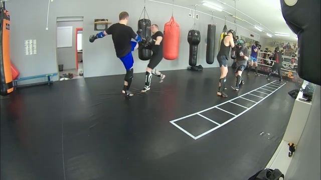 Тайский бокс тренировка. Пропустил ногой в голову, не ? смотреть онлайн