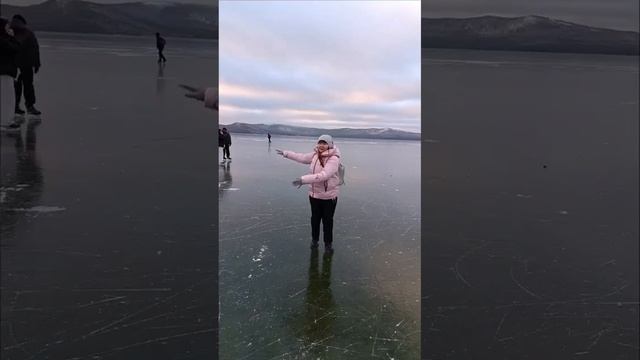 Кристально прозрачный лёд озера Тургояк. #лед#озеро#зи