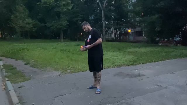 Паша Техник поджигает дымовые шашки, архивное видео смотреть онлайн