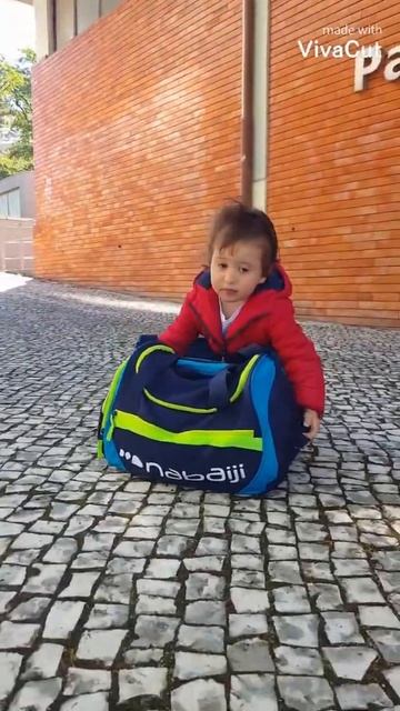 Чем заняться в плохую погоду? Идти в бассейн... смотреть онлайн