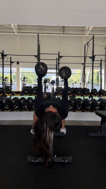 Жим гантелей по одной руке смотреть онлайн