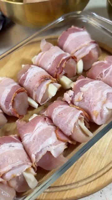 Сочные куриные рулетики в беконе #готовка #shortsvideo #рек смотреть онлайн