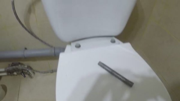 Течь из-под смывного бачка унитаза. Устраняем.