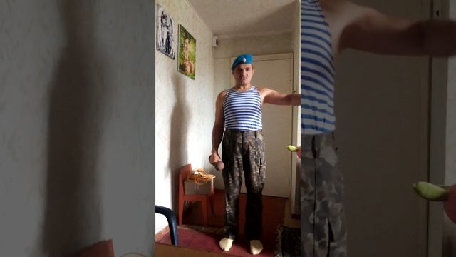 правильно я работаю с гантелями по5кг каждая на сухожи смотреть онлайн