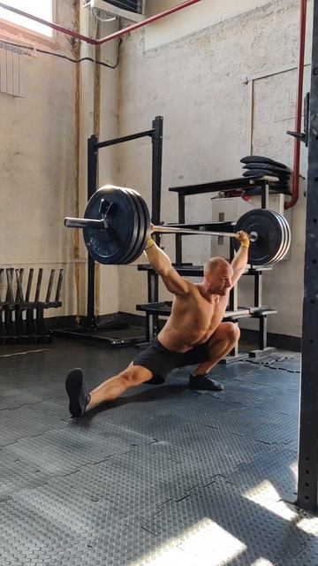 Боковые выпады с 80кг штангой над головой (сила+подвижн смотреть онлайн