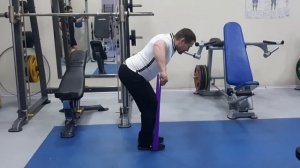 Стоя в наклоне: задняя дельта с резинкой