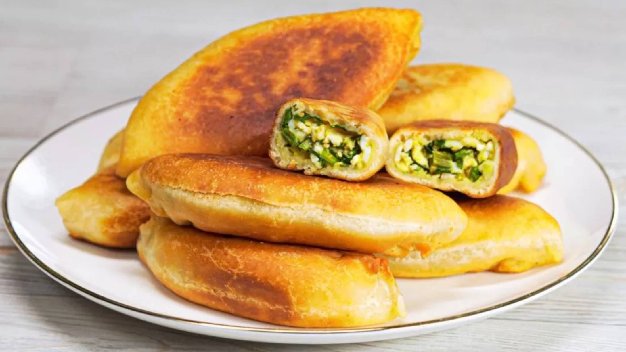 ПИРОЖКИ С ЛУКОМ И ЯЙЦОМ. Вкусные и быстрые ПИРОЖКИ НА КЕФИРЕ с луком и яйцом. Рецепт без дрожжей. смотреть онлайн