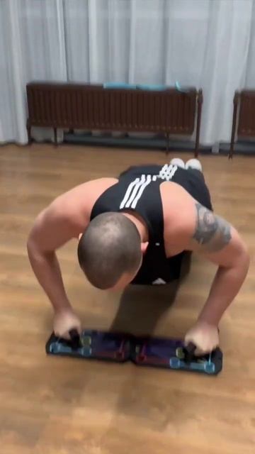 ЛУЧШИЙ ТРЕНАЖЁР ДЛЯ ОТЖИМАНИЙ 💪 #спорт #тренировка смотреть онлайн