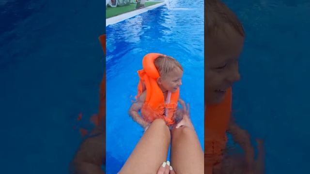 Данил и Тима купаются в бассейне #kidsvideo#детскийканал#б?