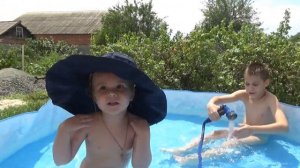 Купаемся в новом бассейне с Кирюхой.