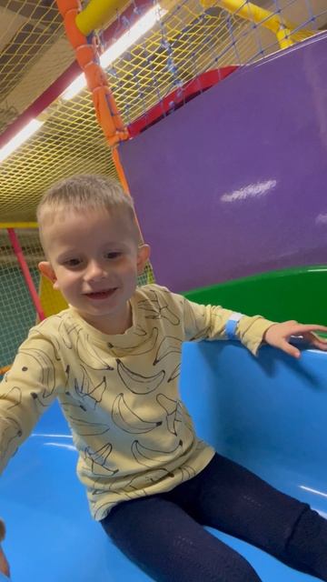 Володя катится с большой горки в Family Park , ТЦ «Юбилейный», г. Хабаровск. Володе 3,9 года смотреть онлайн
