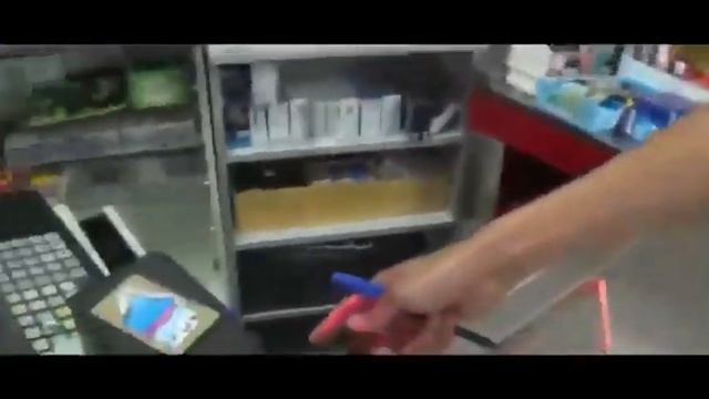 В Актобе вор раскидал деньги смотреть онлайн