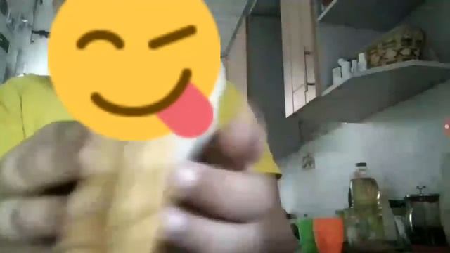 Смешной пацан готовит бутерброды