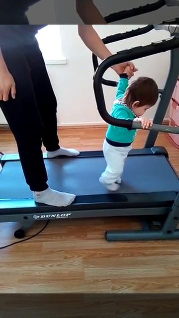 Малыш на беговой дорожке. смотреть онлайн