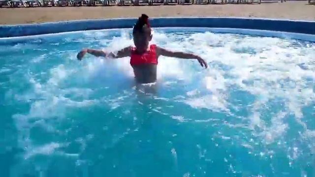 Катя купается в боссеине в аквапарке смотреть онлайн