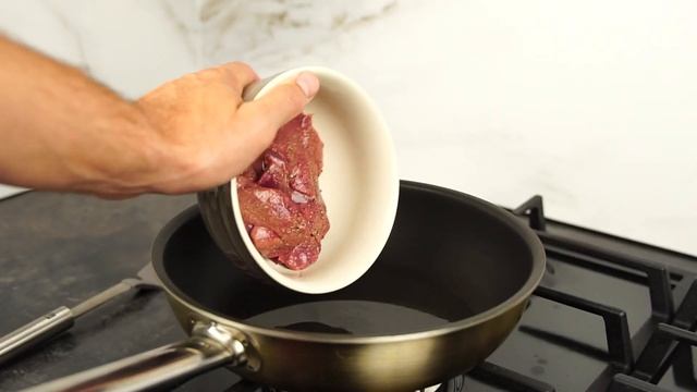 Теплый салат с печенью цыпленка и малиной. смотреть онлайн