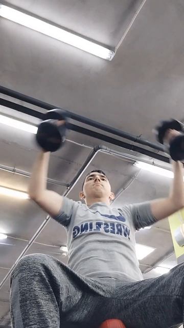 Спортивное упражнение на грудные мышцы с 5 килограммо? смотреть онлайн