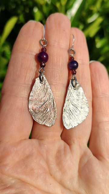 серьги с медным лепестком клена и аметистами