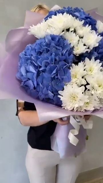 Букет из 3 синих гортензий с хризантемой в упаковке Ба? смотреть онлайн