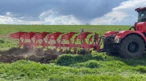 Кировец К-525 с оборотным плугом UNLU