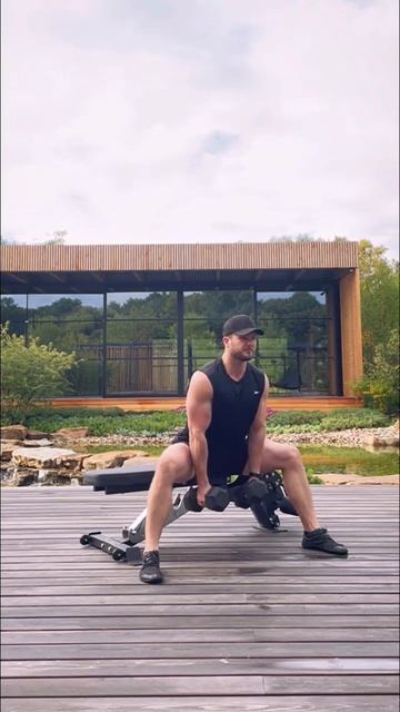 «Доброе утро» с гантелями сидя на лавке смотреть онлайн