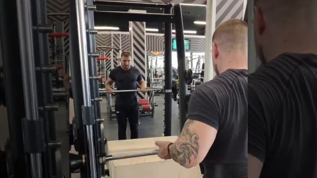 ПОДЪЁМ НА БИЦЕПС В МАШИНЕ СМИТА смотреть онлайн