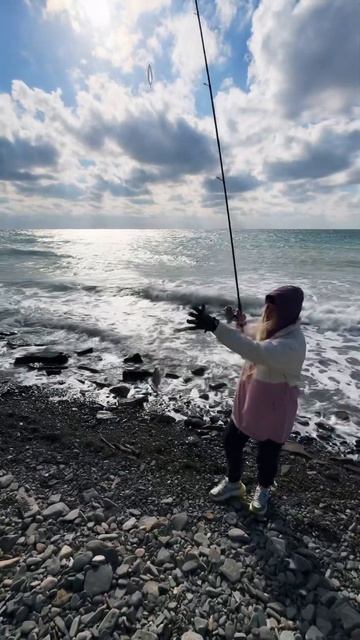 Морская рыбалка с берега пляжа в Варваровке #анапа #са? смотреть онлайн