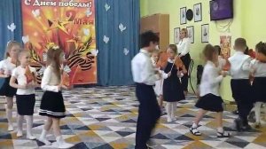 Праздничный марш Раз два левой старшая группа