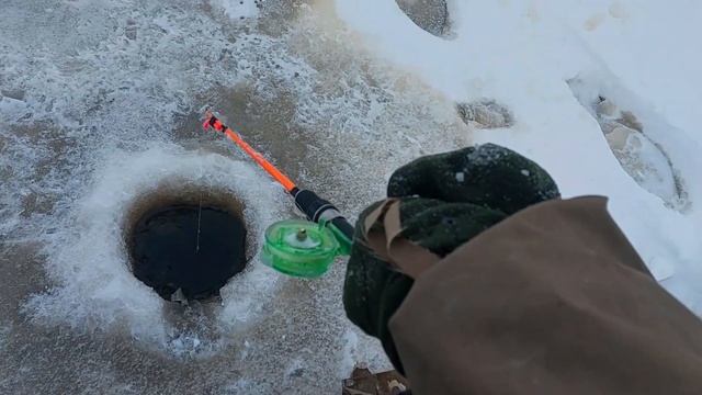 Первая щука со льда сезона 24-25. смотреть онлайн