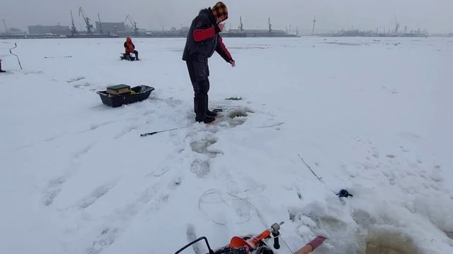 ДУБАСИМ СУДАКА😱ВЫШЛИ на ТОНКИЙ ЛЁД!Нашли ЛЕЩА,а с ним