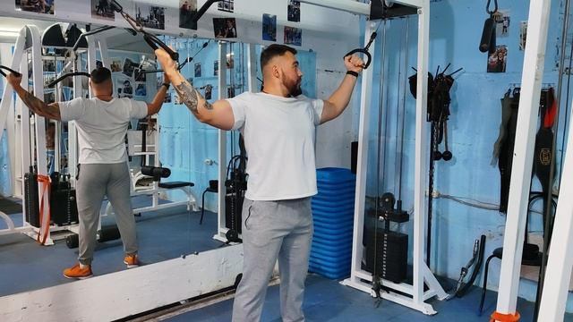 Кроссовер: Двойной бицепс спереди смотреть онлайн