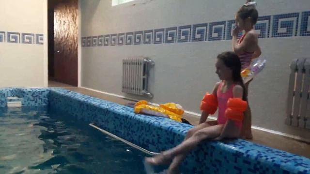 Vlog: Купаемся в бассейне. Круто. Весело проводим время смотреть онлайн