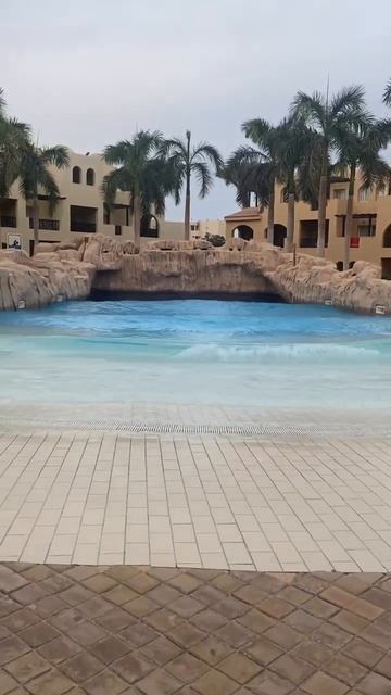 Бассейн с волнами #волны #волныжизни #египетскаясила #? смотреть онлайн