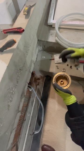 В бассейне монтируем распределительную коробку Hugo Lahme смотреть онлайн