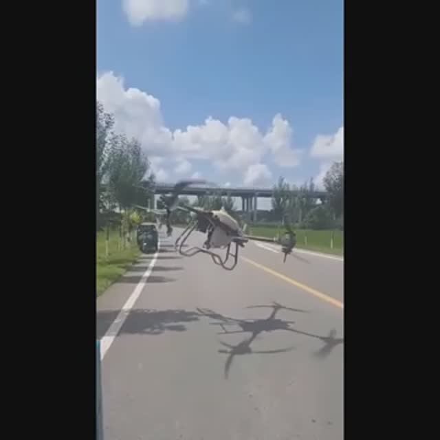 Просто жесть, огромный дрон влетает в кабину грузовика. смотреть онлайн