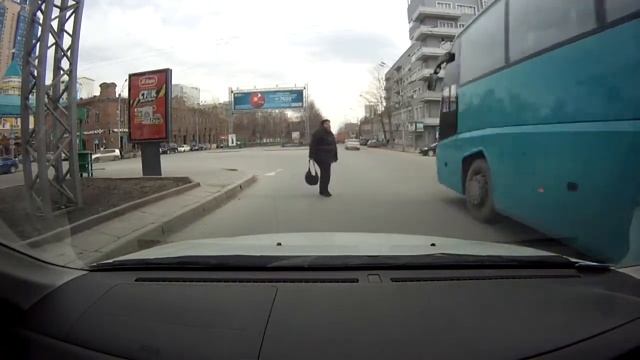 Автобус не пропустил пешехода г. Новосибирск (09.04.2012) смотреть онлайн