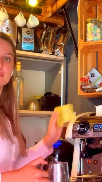 Капучино с простеньким латте артом, который можно сде? смотреть онлайн