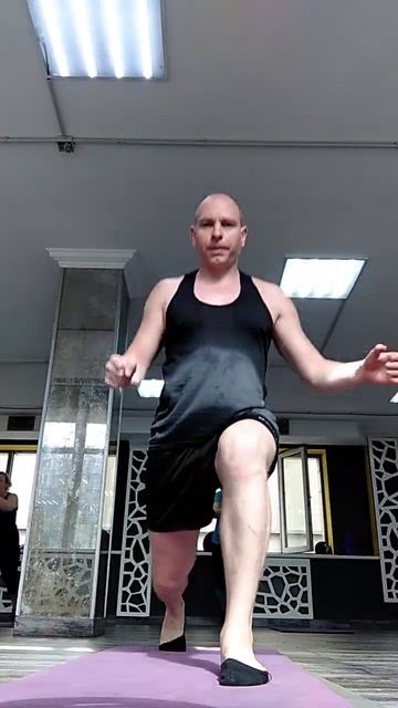 Выпады без отягощения – базовое упражнение для разви? смотреть онлайн