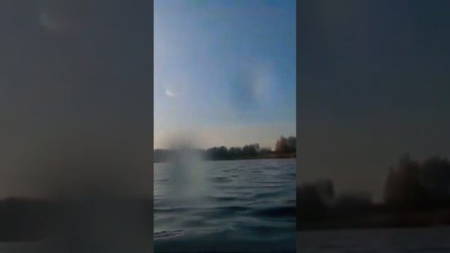 красное озеро.