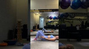 Как делать ягодичный мостик на полу с гантелей  #бодиб?