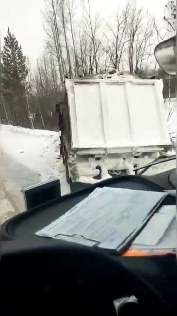 Груженный Камаз ушел в кювет смотреть онлайн