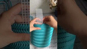 Простая но очень красивая сумка из пластиковой канвы