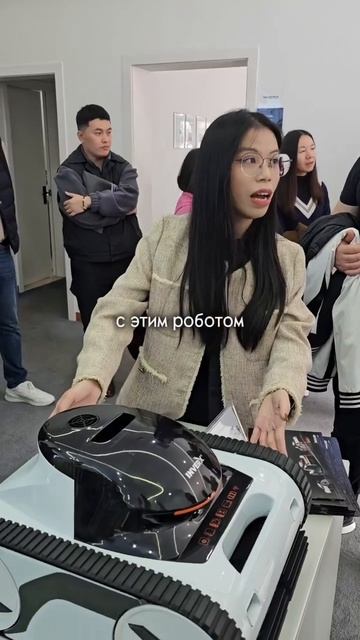 Самый крутой в мире робот-пылесос для бассейна #бассей смотреть онлайн